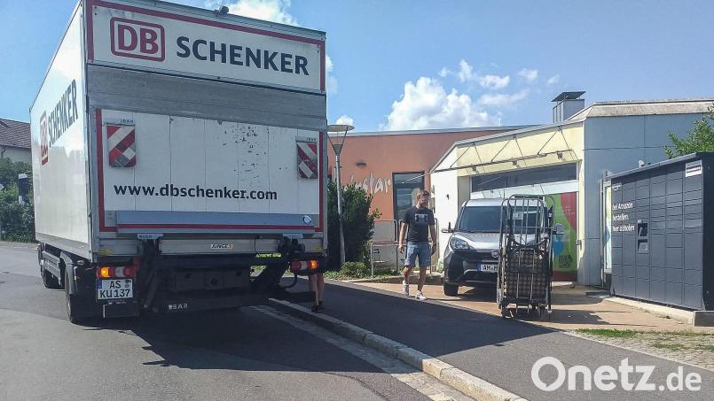 So sieht es an jedem Werktag um etwa 13.15 oder 13.30 Uhr an der Hockermühlstraße in Amberg aus. Sebastian Kramer bekommt Besuch von einem Transportunternehmen, das palettenweise Pakete abholt und aus Platzgründen mitten auf der Fahrbahn halten muss. Ab Mitte Oktober wird sich das ändern. Bild: Thomas Kosarew