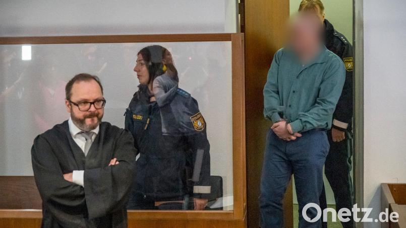 Der Rechtsanwalt des Angeklagten (links) plädiert auf eine Freiheitsstrafe von sechs Jahren für seinen Mandanten. Archivbild: Daniel Vogl /dpa