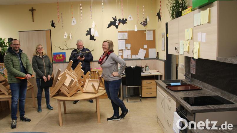 Tanja Ruckdäschl, Leiterin des Johanniter-Kindergartens Regenbogen in Beidl erklärte den Mitgliedern des Bau- und Umweltausschusses des Marktes Plößberg vor Ort, wo der Schuh drückt. Bild: prh