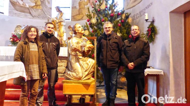 Die Figur des heiligen Petrus war kurzzeitig &quot;außer Haus&quot;. Der Grund: Die Schlüssel wurden farblich umgestaltet. Auf dem Bild: Lisa und Matthias Schinner, Pfarrer Martin Besold und Mesner Markus Dietrich (von links), die die Figur während der Lichtmesszeit zurückbrachten. Bild: Pfarrei Erbendorf/exb