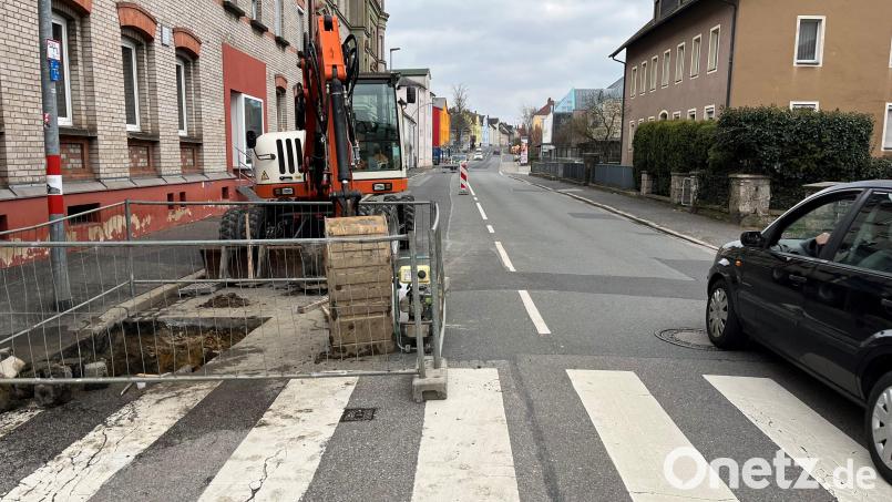 Außerhalb der Stoßzeiten geht's, aber wenn viel Verkehr stadteinwärts unterwegs ist, besteht hier Staugefahr - noch mehr, als ohnehin schon üblich. Die Schlachthausstraße in Amberg ist im Bereich der Einmündung zum großen Kreisverkehr halbseitig gesperrt. Bild: Petra Hartl