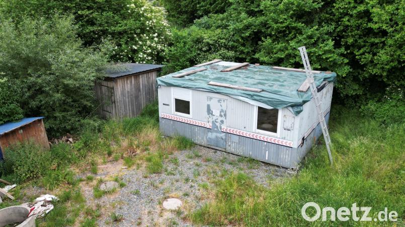 Noch schaut der Jugendtreff in Krummennaab nicht recht einladend aus - das soll sich aber mit Hilfe der Jugendlichen bald ändern. Die provisorische Abdeckung des Dachs ist hier gut zu sehen. Bild: nza