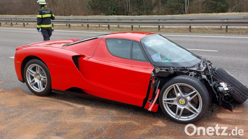 Ein beschädigter Sportwagen steht nach einem Unfall auf der Autobahn 99 bei Oberschleißheim (Landkreis München). Bild: Berufsfeuerwehr München/dpa