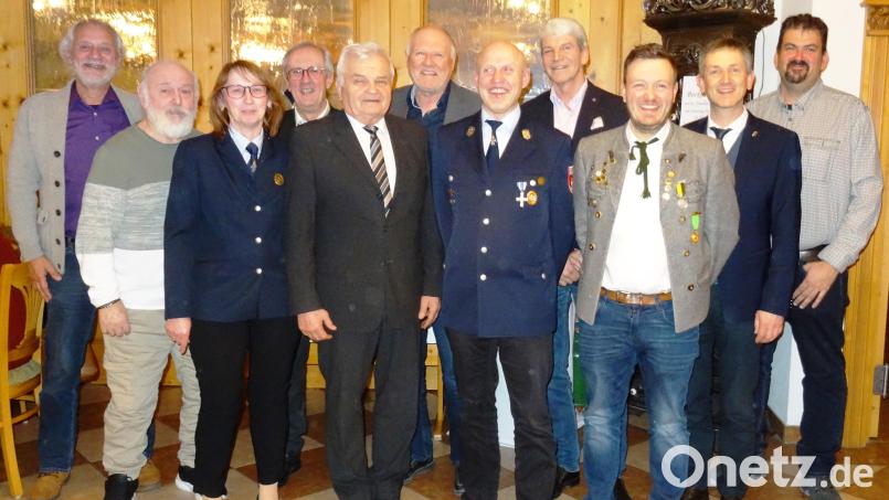 Dem Jubilar Georg Bauer (Fünfter von links) gratulierten (von links): Norbert Mitlmeier (Zweiter Bürgermeister), Adolf Gassner (Männerchor Kümmersbruck), Silvia Meiler (FFW Garsdorf), Altbürgermeister Franz Mädler, Norbert Schmid (SPD Ursensollen), Richard Kaa (FFW Garsdorf), Michael Rischke (stellvertretender Landrat), Johannes Wenkmann (Edelweiß-Schützen Hohenkemnath), Bürgermeister Albert Geitner und Daniel Meuler (DJK Ursensollen). Bild: Norbert Mitlmeier/exb