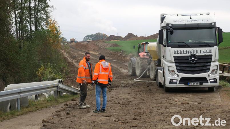 Der Landkreis hat die Kreisstraße SAD 5 von Ettmannsdorf nach Naabsiegenhofen inzwischen ausgebaut und will nun die Sanierung bis Gögglbach (1,86 km) fortsetzen. Doch die Grundstücksverhandlungen stocken. Die Maßnahme verzögert sich. Bild: Hirsch