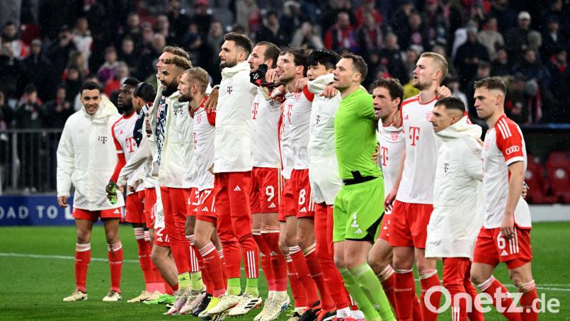 Die Bayern-Spieler lassen sich nach dem 3:0 gegen Lazio von ihren Fans feiern. Bild: Sven Hoppe/dpa