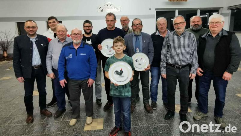 Bürgermeister Markus Bauriedl (links), Bezirksvorsitzender Willibald Roauer (Dritter von links) und Kreisvorsitzender Werner Kennel (Fünfter von rechts) gratulieren den Bestplatzierten und Preisträgern. Zum Bayerischen Meister gekürt werden Johann Putzer (Vierter von rechts) und zum Jugend-Meister Emilio Joel Sauer (vorne). Bild: gz