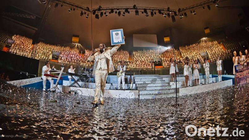 Mit dem größten Gospelchor der Welt stellte Mano Michael im Jahr 2011 einen Weltrekord auf. Bild: Mano Michael/exb
