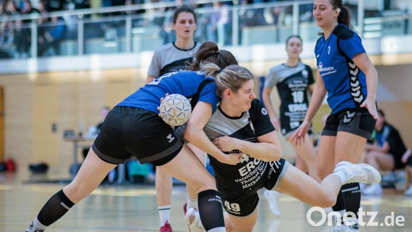 Die Frauen des HV Oberviechtach (im Bild Susanne Hauser, grau-schwarzes Trikot) wollen am Samstag gegen den HC Erlangen II den vierten Sieg in Folge landen. Archivbild: Günter Uschold