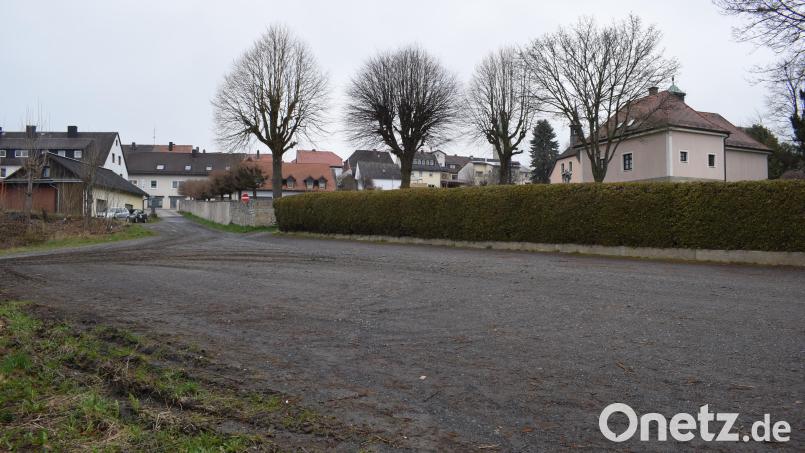 Die 28 Parkplätze beim Friedhof in Bärnau sollen nun doch wieder senkrecht angeordnet werden. Außerdem wird zusätzlich eine Lademöglichkeit für E-Autos eingeplant. Archivbild: szl