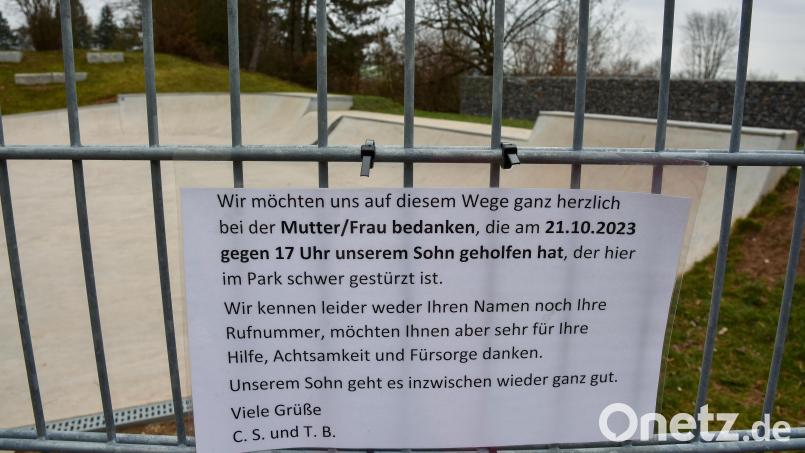 Nur ein Stück beschriebenes Papier an einem Zaun – aber es erzählt in wenigen Sätzen eine in mehrfacher Hinsicht erfreuliche Geschichte. Bild: Stephan Huber