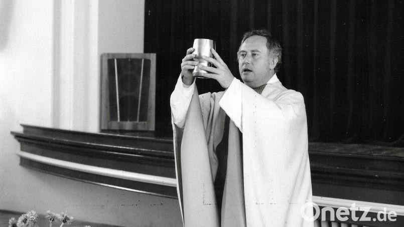 Pater Gisbert in den 1980er Jahren bei einem Gottesdienst im Jugendheim. Bild: Archiv Werner Robl