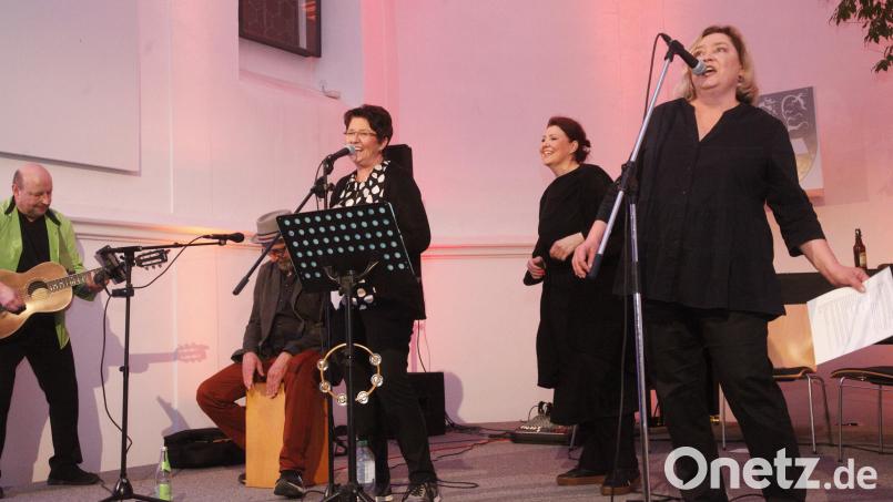 "Dieser Weg wird kein leichter sein". Beim Song von Xavier Naidoo verstärken die Theaterbühne-Ikonen Susanne Steinshorn (rechts) und Manuela Pürzel-Lehner (Mitte) das Trio Wolfgang Kamm, Hubert Treml und Kirstin Rokita (von links) beim Liederabend der Schwandorfer Theaterbühne in der Spitalkirche, Bild: Hirsch