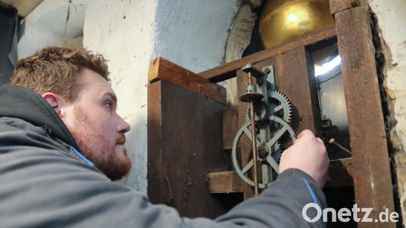 Patrick Schmauß an den Zahnrädern der Rathausuhr. Oben ist die Kugel ded Mondphasenanzeigers zu sehen. Bild: Wolfgang Steinbacher