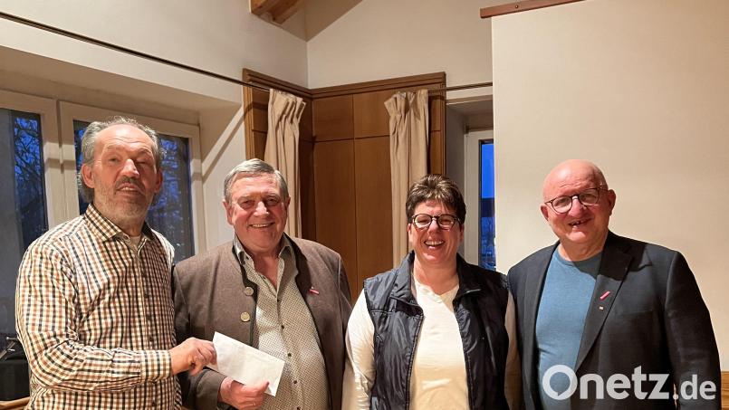 Innungs-Obermeister Alfred Schuller (links) verabschiedete seinen bisherigen Stellvertreter Hans Weber (Zweiter von links). Neue stellvertretende Vorsitzende sind künftig Hans Roth und Ruth Herbst (von rechts). Bild: Angela Leistl, Kreishandwerkerschaft Amberg-Sulzbach/exb