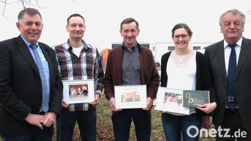 Der Vorsitzende des Rinderzuchtverbandes, Erich Pilhofer (rechts), und Zuchtleiter Thomas Nibler (links) zeichnen Josef Wendl, Georg Bäuml und Eva-Maria Bäuml (von links) für ihre Erfolge bei überregionalen Schauen aus. Bild: Hirsch