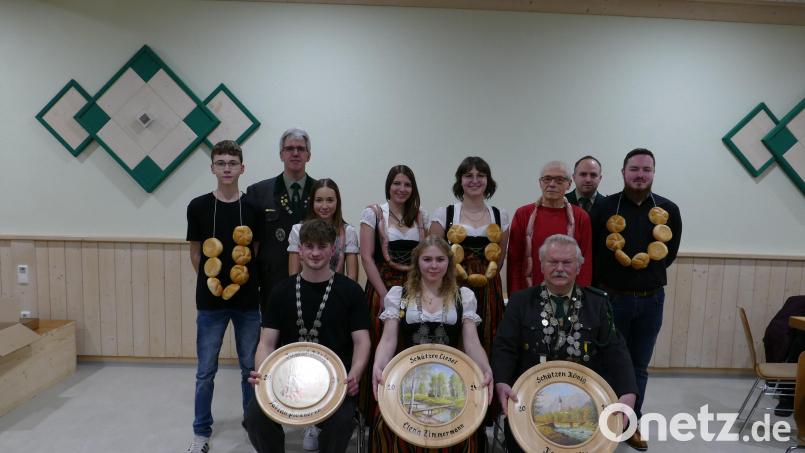 Die neuen Würdenträger der Kastler Sportschützen: Jugendkönig Julian Plannerer (vorne, von links), 
Schützenliesl Elena Zimmermann und Schützenkönig Konrad Götz sowie die Adjutanten Felix Raps (zweite Reihe, von links), Stella Matt, Christina Meier, Lena Stahl, Andreas Michl und Alexander Deuzber mit Vorsitzendem Wolfgang Raps (hinten, links) und Sportleiter Lukas Haberkorn (hinten, rechts). Bild: rwo