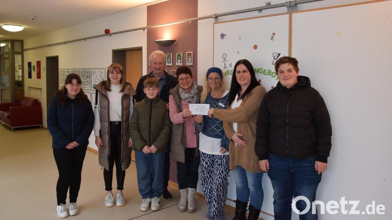 Pfarrgemeinderatssprecherin Birgit Bergmann (Vierte von rechts) übergibt die Spende der Waldthurner Nikoläuse in Höhe von 700 Euro an die Oberärztin Stephanie Kiene (Dritte von rechts) und Stationsleiterin Susanne Siegert (Zweite von rechts). Bild: fla