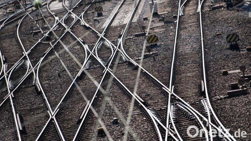 Gleise und Oberleitungen sind zu sehen. Symbolbild: Sven Hoppe/dpa