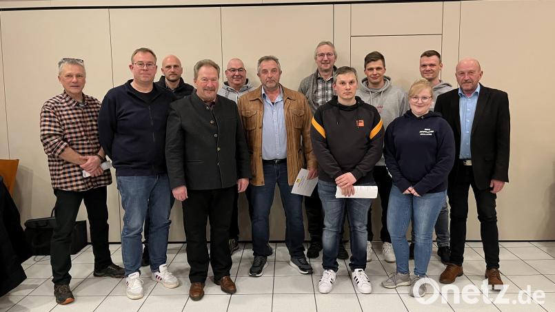 Vorsitzender Martin Reich (links), Mitterteichs Zweiter Bürgermeister Johann Brandl (Vierter von links) und Sport-Stadtverbandsvorsitzender Peter Haibach (rechts) gratulierten den ausgezeichneten Mitgliedern. Bild: Franziska Kolbeck/exb