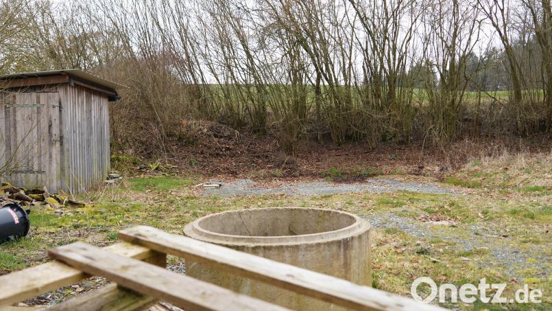 Zwischen dem Fußball- und dem Tennisplatz standen bis vor Kurzem die Container, die einmal zum Jugendtreff in Krummennaab werden sollten. Nun sind die Container verkauft und abgebaut. Die Gemeinde möchte einen Neuanfang mit neuem Standort wagen. Bild: Katrin Zapf