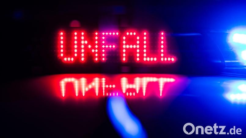 Ein Polizeiwagen steht an einem Unfallort. Symbolbild: Robert Michael/dpa