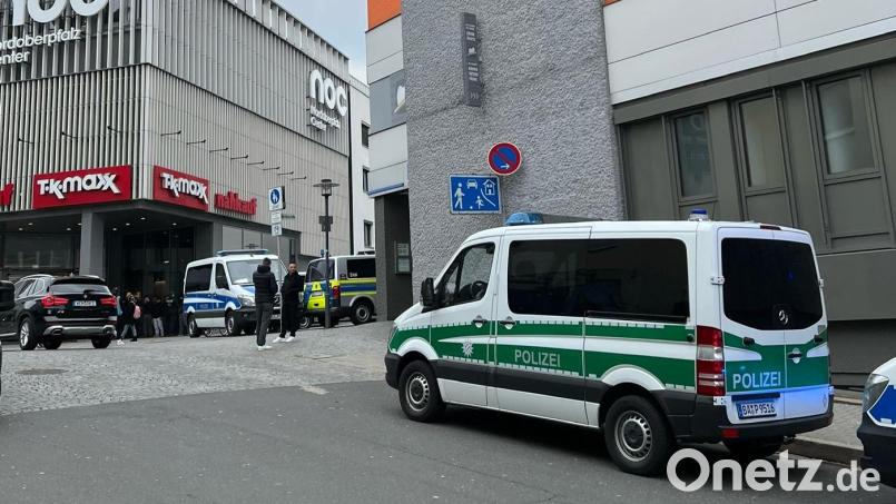 Kleinbusse der Bereitschaftspolizei stehen am Donnerstagmittag vor dem NOC in Weiden. Bild: juh