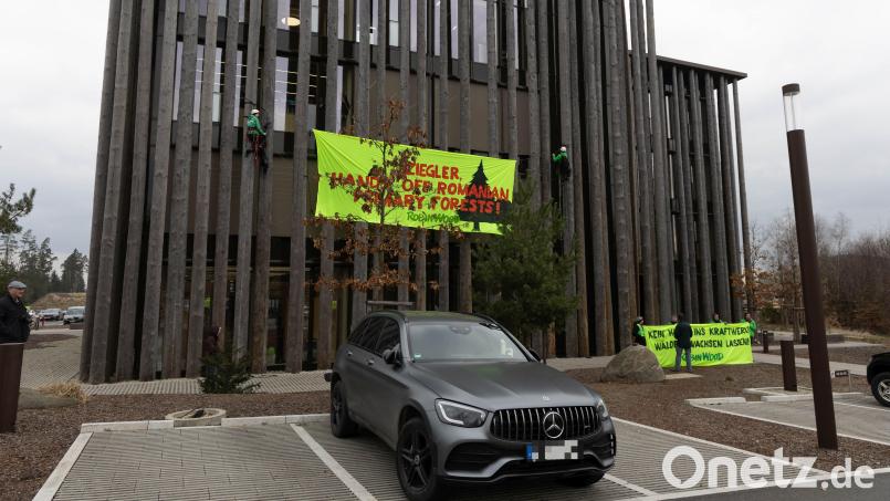 &quot;Ziegler, Hands off Romanian Primary Forests!&quot; steht auf dem Transparent, das die Aktivisten an der Ziegler Zentrale entrollen. Bild: Roland Wellenhoefer