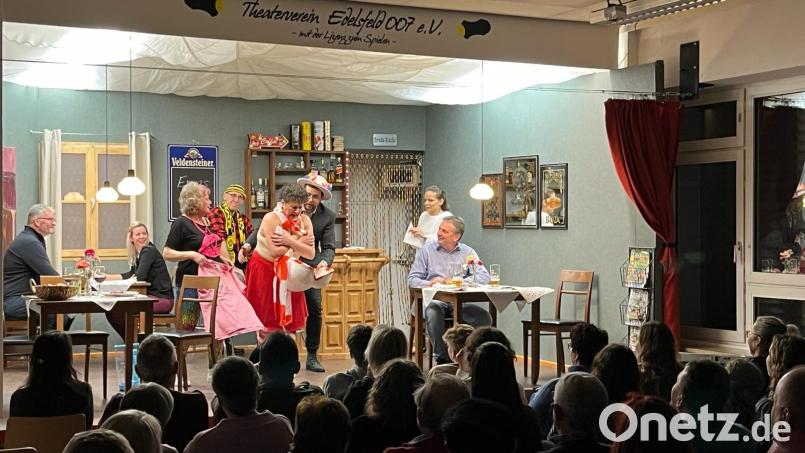 Aus dem Publikum duften die letzten fünf Minuten Bürgermeister Hermann Mertel und Gemeinderat Peter Mauritz aus Edelsfeld das Gasthaus mit füllen und wurden dabei voll in das Spiel mit eingebunden. Bild: lei