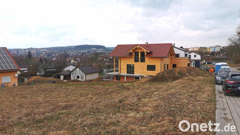 In der Erika-Odemer-Straße in Oberviechtach füllen sich die Baulücken. Bei den hinteren Parzellen fällt das Gelände talseitig ab, was eine teilweise Nutzung des Kellergeschosses ermöglicht. Bild: Portner