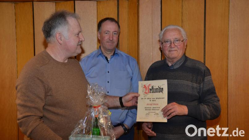 Anton Striegl (rechts) ist mittlerweile 60 Jahre Mitglied beim Katholischen Männerverein Altenstadt und war 25 Jahre lang akribischer Kassier. Dafür danken ihm Vorsitzender Josef Kick und Pfarrvikar Ronald Liesaus (von links) mit einem Präsent und einer Urkunde. Bild: dob