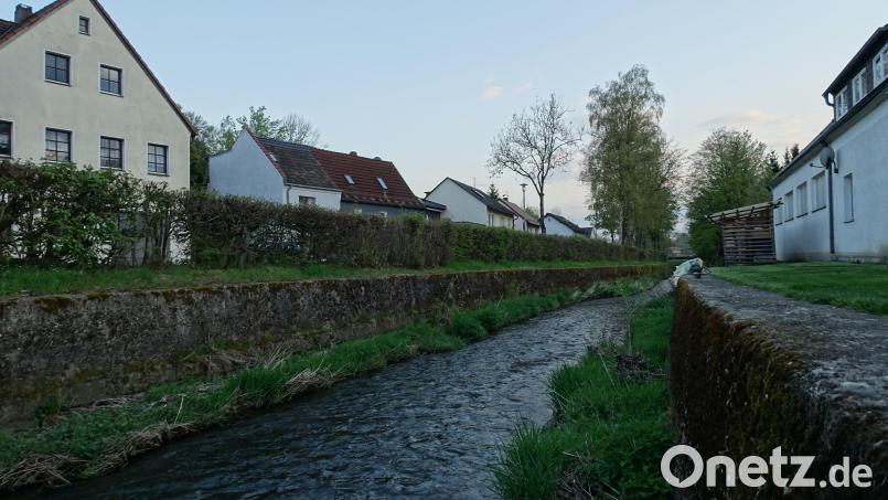 Die Floß soll kurz vor ihrer Mündung in Neustadt mehr Platz bekommen, um den Hochwasserschutz und die Ökologie sowie den Erlebniswert des Gewässers zu verbessern. Archivbild: ui