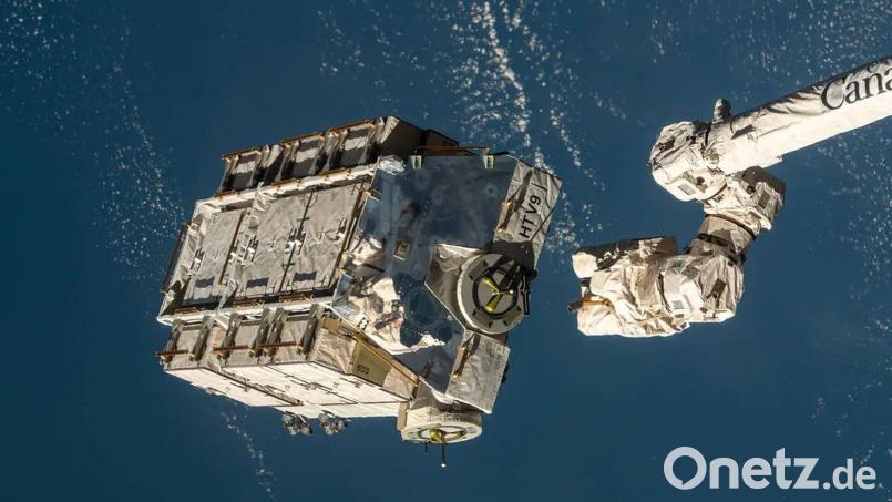 Eine externe Palette mit ausgedienten Nickel-Wasserstoff-Batterien wird von einem Roboterarm der ISS freigegeben. Bild: Nasa/dpa