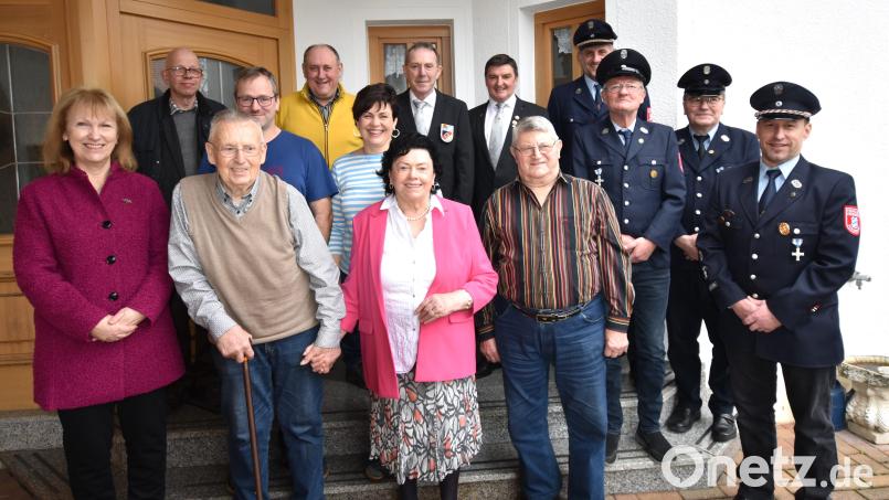 Jubilar Hans Stief (vorne, Zweiter von links) mit Ehefrau Lene freute sich zu seinem 80. Geburtstag über die Glückwünsche von Bürgermeisterin Brigitte Bachmann (links), Pfarrer Thomas Schertel ( Zweiter von links) sowie Abordnungen der SRK Illschwang und der Feuerwehr Sunzendorf. Bild: no