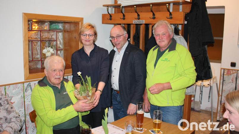 Auf ein aktives Gartenfreundejahr blickten OGV-Vorsitzender André Dietrich, Kreisgartenbauverbands-Vorsitzender Albert Nickl und Kreisgartenfachberaterin Maria Treiber (von rechts) zurück. Klaus Sehnke, der dem OGV seit 25 Jahren als Vereins- und Leitungskreismitglied angehört, dankten sie für dessen Treue. Bild: bjp