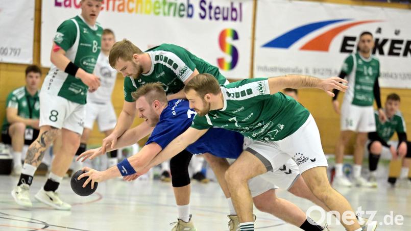 Auf ein richtig hartes Stück Arbeit einstellen muss sich die SG Auerbach/Pegnitz (im Bild Stephan Bruckmayer im blauen Trikot) im Auswärtsspiel bei der HSG Lauf-Heroldsberg. Archivbild: Hubert Ziegler
