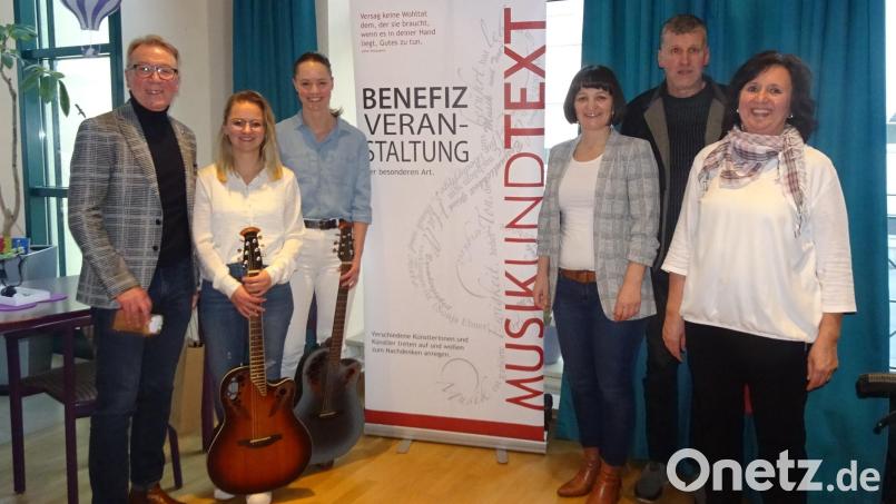 Beim MUT-Benefizkonzert für das Frauenhaus im Café Grenzenlos sind über 550 Euro an Spenden zusammengekommen. Bild: Bebbo Schuller/exb