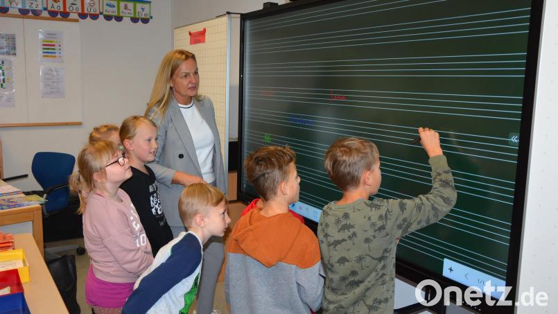Vier sogenannte Whiteboards hat die Marktgemeinde Konnersreuth als Sachaufwandsträger der Grundschule angeschafft. Diese digitalen Tafeln kommen in allen Klassenzimmern zum Einsatz. Im Unterricht werden sie gerne und intensiv verwendet, wie Schulleiterin Michaela Ponnath berichtet. Bild: jr