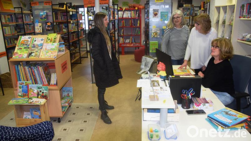 Sie verleihen nicht nur. Die Leiterinnen Annemarie Fink und Christa Schläger (stehend, von rechts) beraten auch Leser und Leserinnen. Bild: fz