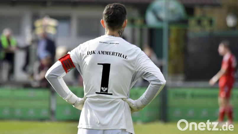 Hande in die Hüften: Die Ammerthaler Spieler sind derzeit ratlos ob ihrer schlechten Ergebnisse. Am Freitag geht es nach Cham. Bild: Hubert Ziegler