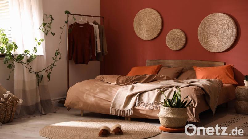 Erdige, natürliche Töne bei der Tapete, Naturmaterialien bei den Wohnaccessoires: das liegt derzeit im Trend. Bild: Erfurt/DTI/dpa