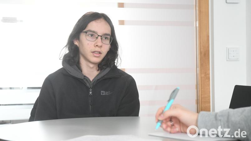Valentin Gebhardt im Gespräch mit Oberpfalz-Medien. Der 16-Jährige legte als Bester in der Oberpfalz sein DELF-Zertifikat für das Niveau A2 ab. Bild: Gabi Schönberger
