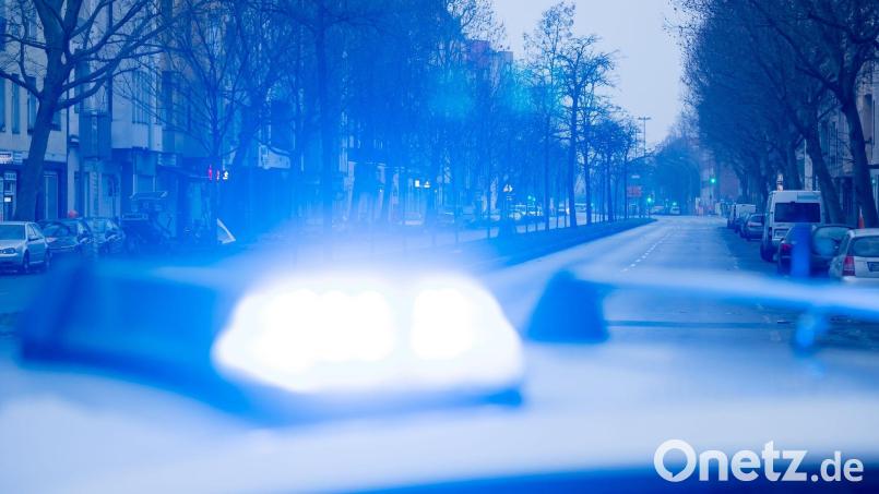 Am Freitagmorgen haben Unbekannte einen Geldautomaten in Niederbayern gesprengt. Symbolbild: Christoph Soeder/dpa