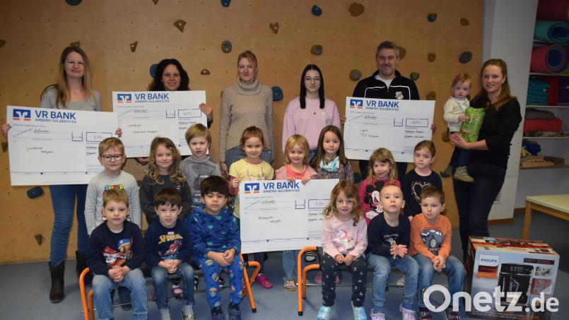 Vier Schecks über je 500 Euro verteilt das Team vom Babybasar im Kindergarten in Königstein an wohltätige Einrichtungen. Bild: hdk
