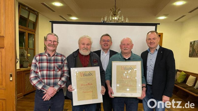 Der Historische Verein Ebermannsdorf ernennt Hans Forster (Zweiter von links) und Rudolf Götz (Zweiter von rechts) zu Ehrenmitgliedern. Dazu gratulieren Zweiter Vorsitzender Jürgen Gruber (links), Vorsitzender Josef Gilch (Mitte) und Bürgermeister Erich Meidinger (rechts). Bild: bö