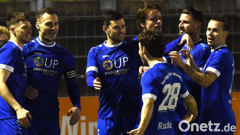 Fünfmal konnten die Spieler der SpVgg SV Weiden am Freitagabend beim 5:0 gegen die SpVgg Landshut jubeln. Bild: Büttner, Gerhard