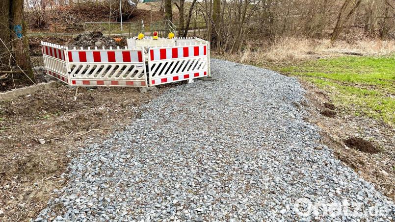 Damit schwere Baumaschinen den Prälat-Keck-Weg für den Bau der Fernwärmeleitung samt Überquerung der Floß befahren können, wurde der Fußweg geschottert. Nach Abschluss der Bauarbeiten soll der Belag wieder hunde-, rollator- und rollstuhltauglich hergerichtet werden. Bild: Gabi Schönberger