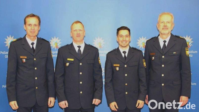 Polizeivizepräsident Robert Fuchs (links) und Polizeipräsident Thomas Schöniger (rechts) führten Polizeihauptkommissar Kai Hoffmann (Zweiter von links) in sein Amt ein. Verabschiedet wurde Polizeihauptkommissar Lukas Blöchl (Zweiter von rechts). Bild: Foto: PP Oberpfalz, PHMin Edith Weinzierl