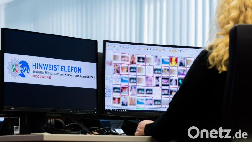 Eine LKA-Ermittlerin sitzt vor Monitoren mit unkenntlich gemachten Fotografien, die teilweise sexuellen Missbrauch zeigen. Bild: Rolf Vennenbernd/dpa