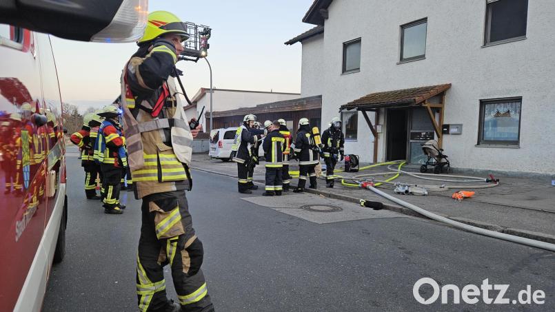 Vorerst unbewohnbar, lautet die Diagnose für das Mehrfamilienhaus in Nittenau, in dem es am Donnerstag gebrannt hat. Bewohner, die dadurch eine Atemreizung erlitten, konnten am Freitag das Krankenhaus wieder verlassen. Bild: Kreisbrandinspektion Landkreis Schwandorf/Marco Seitz/exb